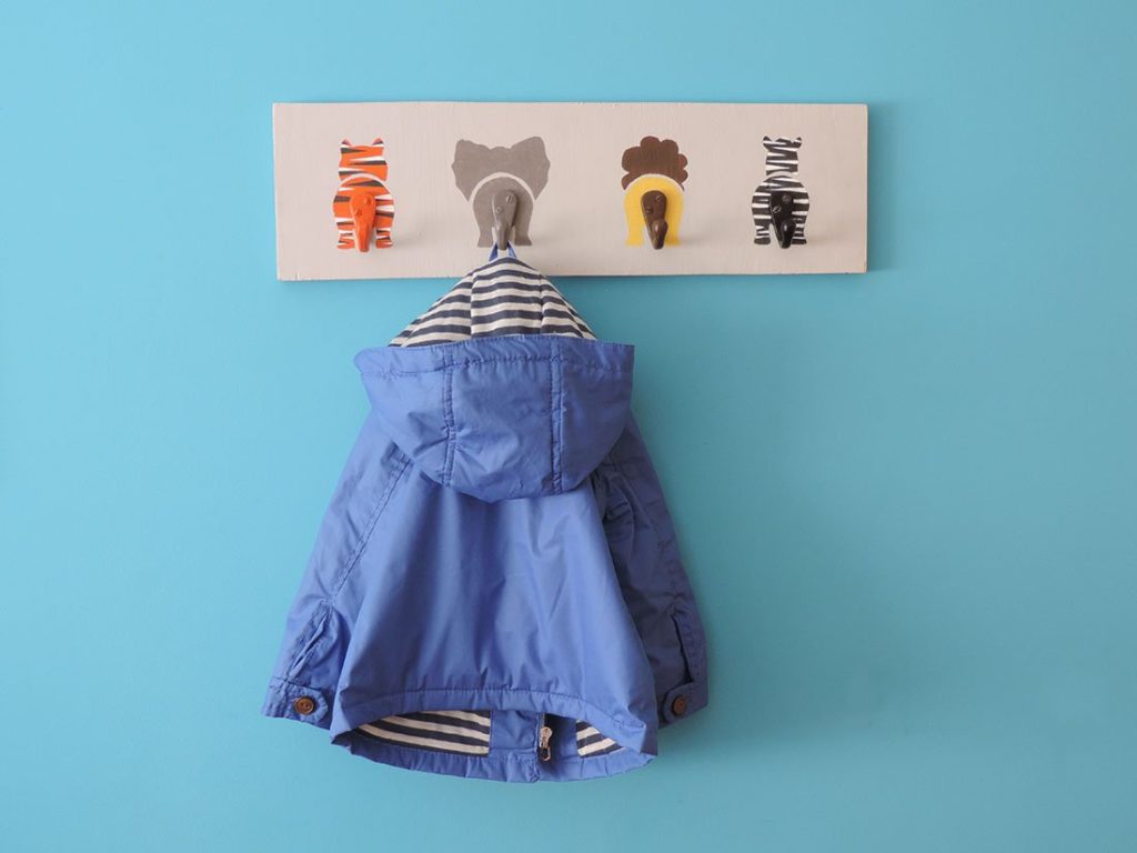 Wall-coat-hanger-for-kids